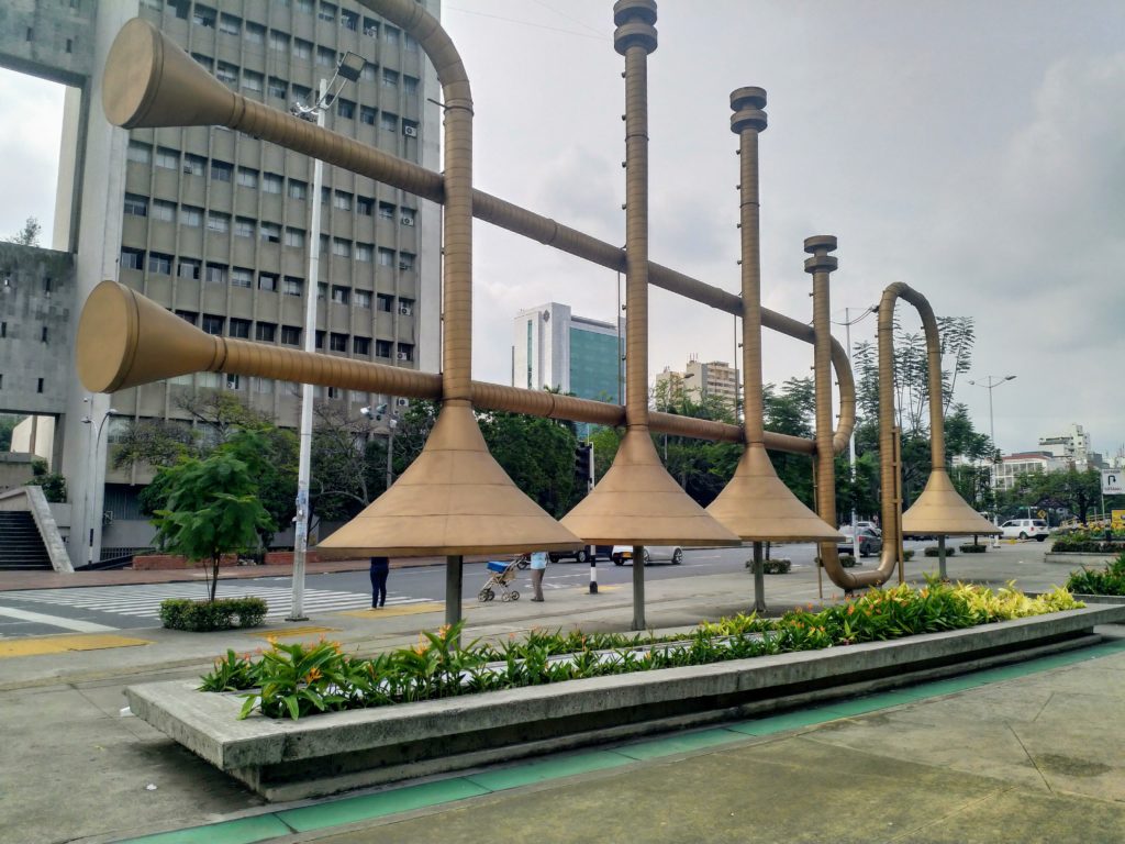 Visitar la escultura de una trompeta gigante es un imperdible que ver o que hacer en Cali.