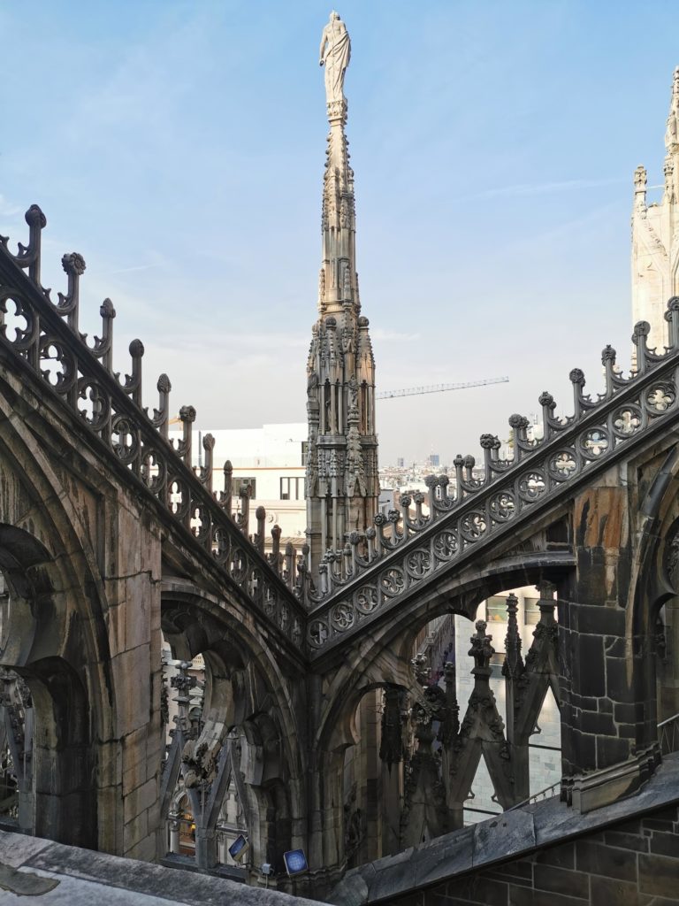 Entre lo que hay que ver al visitar el Duomo de Milán están sus 135 agujas.