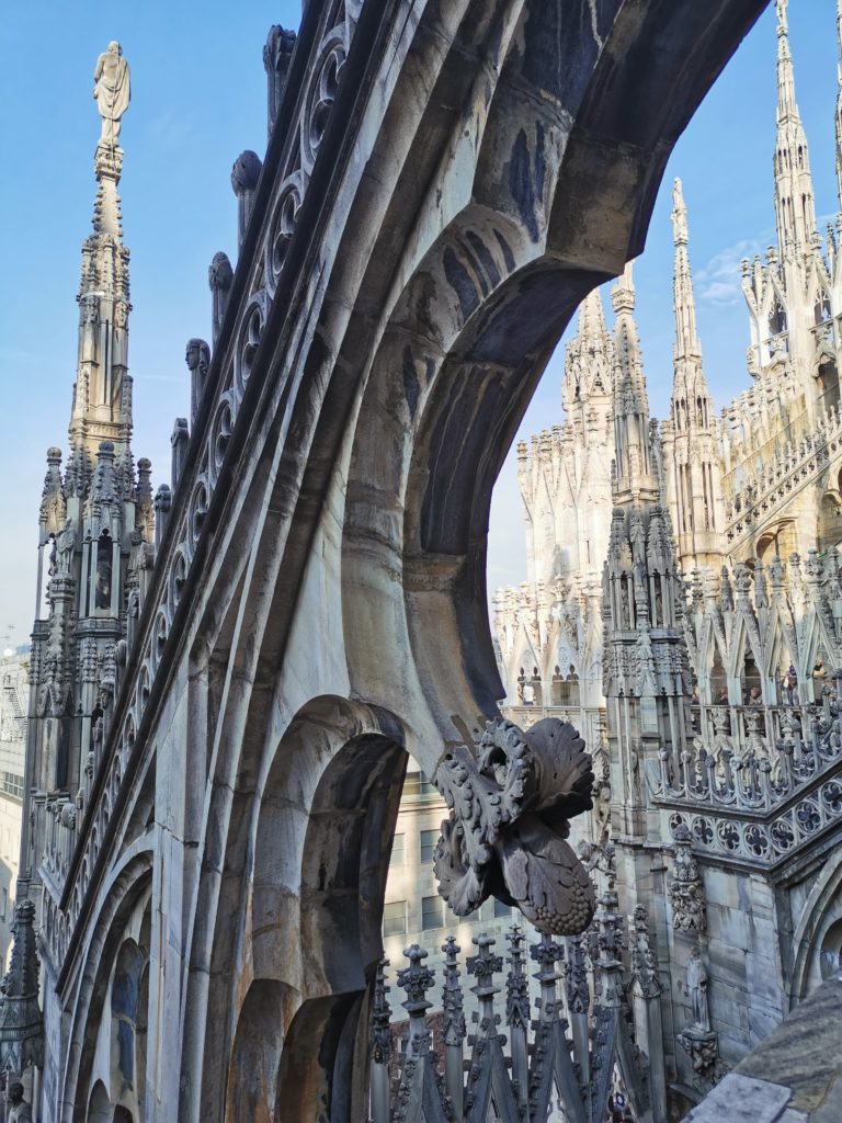 Qué ver y qué hacer en Milán recomienda subir a la terraza del Duomo.