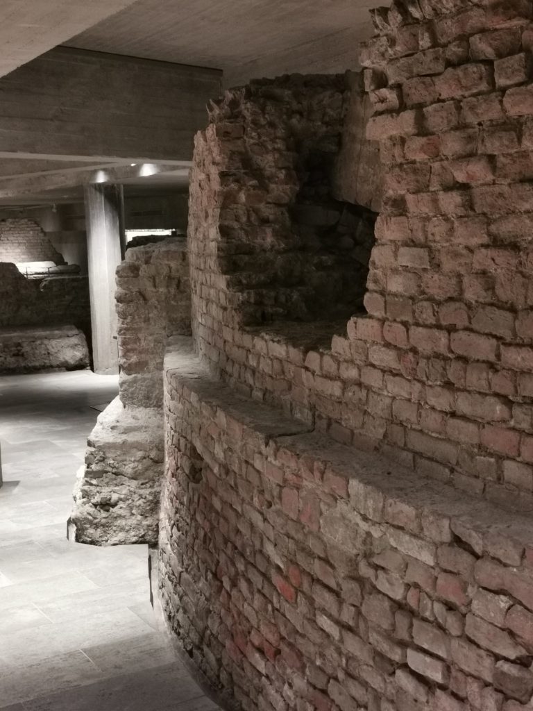 Visitar la zona arqueológica en el subsuelo de la catedral es otra cosa que hacer en Milán.