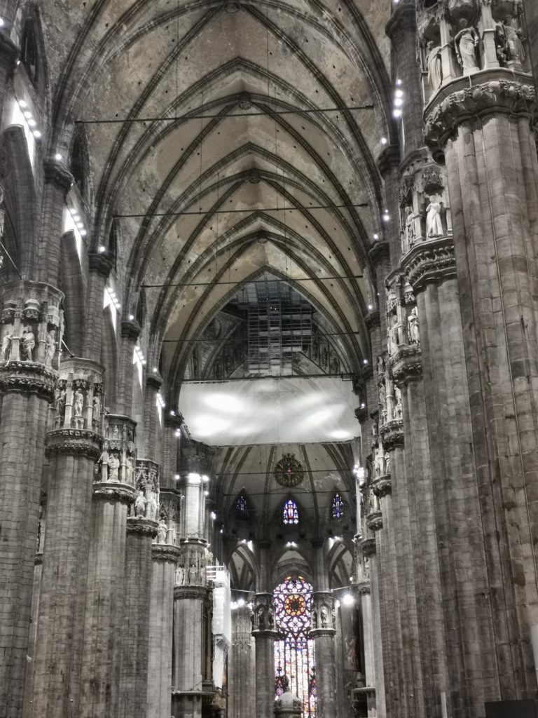 Visistar las 5 naves de la catedral de Milán permite admirar los vitrales.