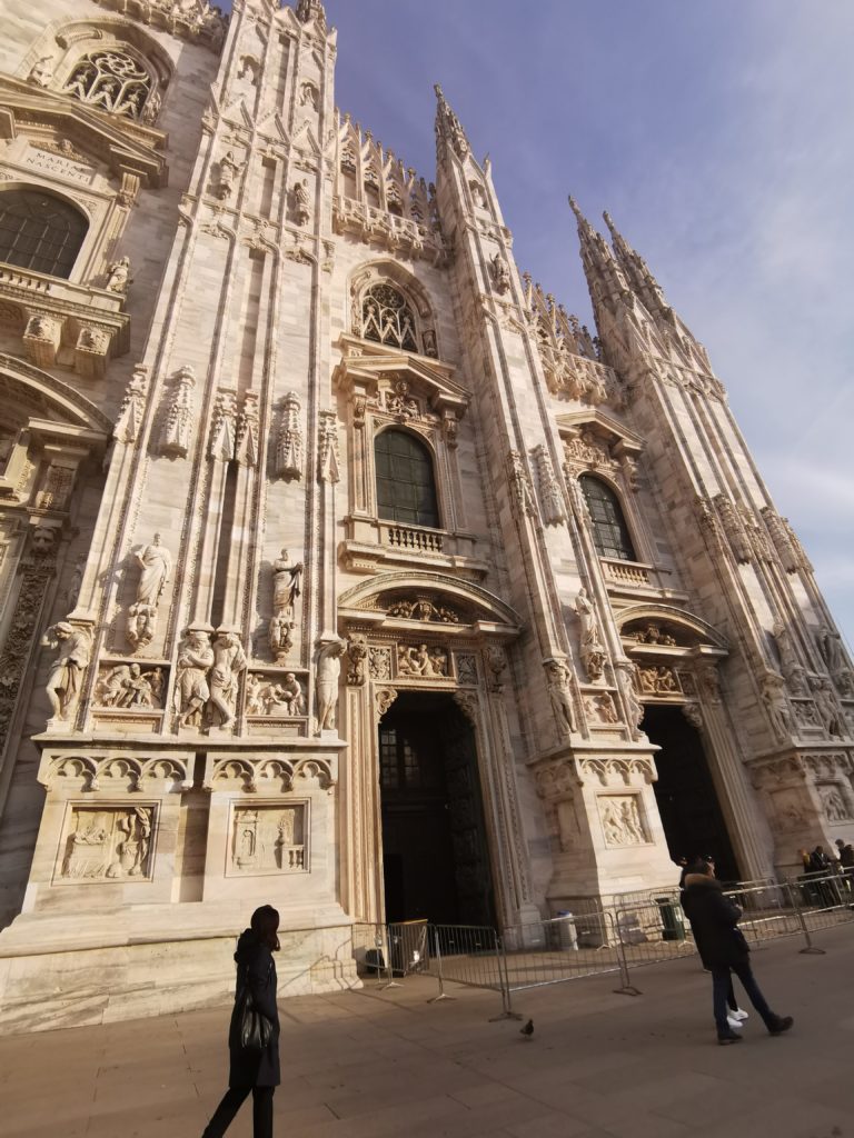 La fachada construida en marcol blanco es algo que ver al visitar el Duomo de Milán.