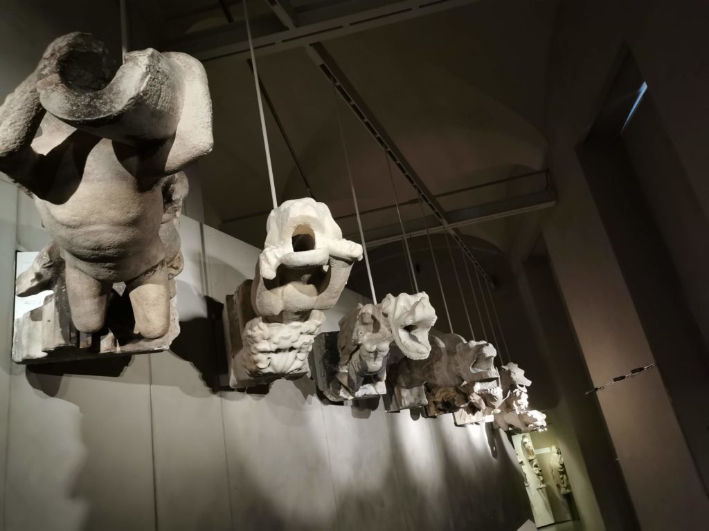 En el Museo del Duomo están las gárgolas que han resultado dañadas y han sido reemplazadas en la catedral.