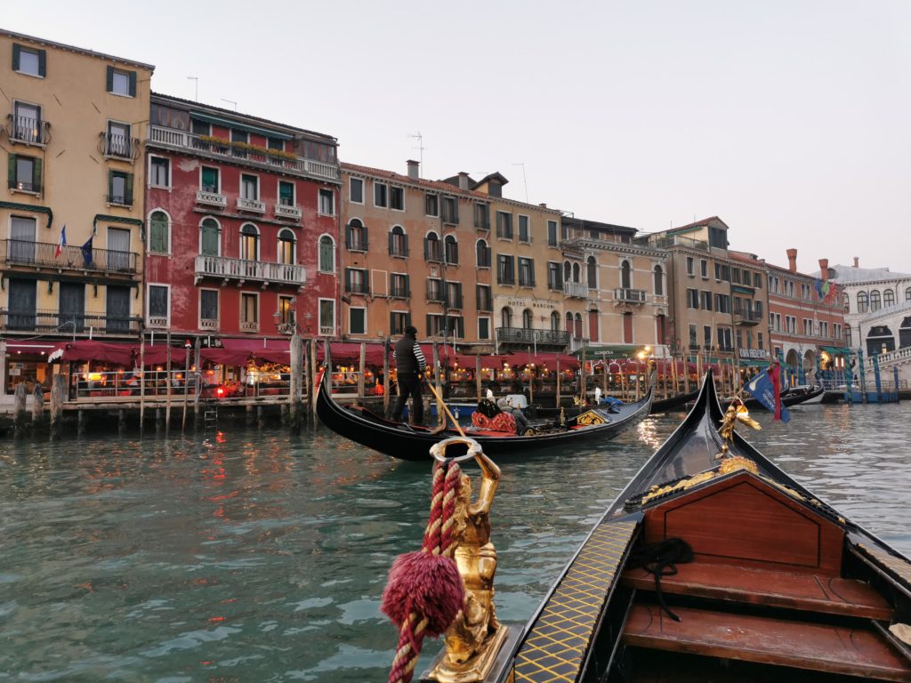 Pasear en góndola en Venecia es un imperdible.