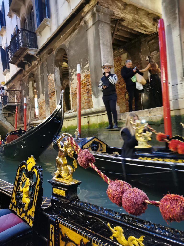 Pasear en góndola en Venecia es un placer que otorgan los gondoleros.