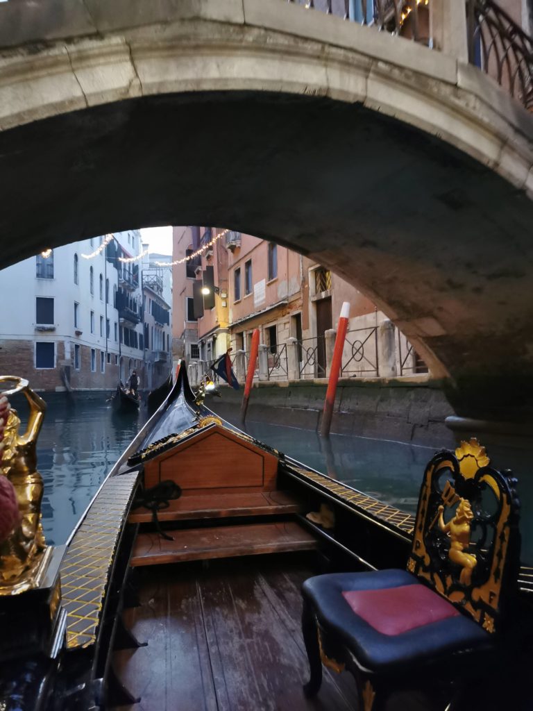 Navegar en góndola es algo que sólo se puede hacer en Venecia.
