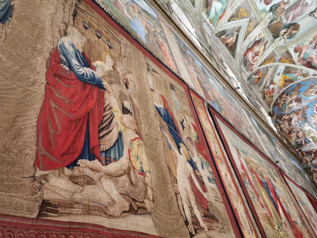 En la Capilla Sixtina, en la parte inferior, se colgaron los tapices de Rafael.