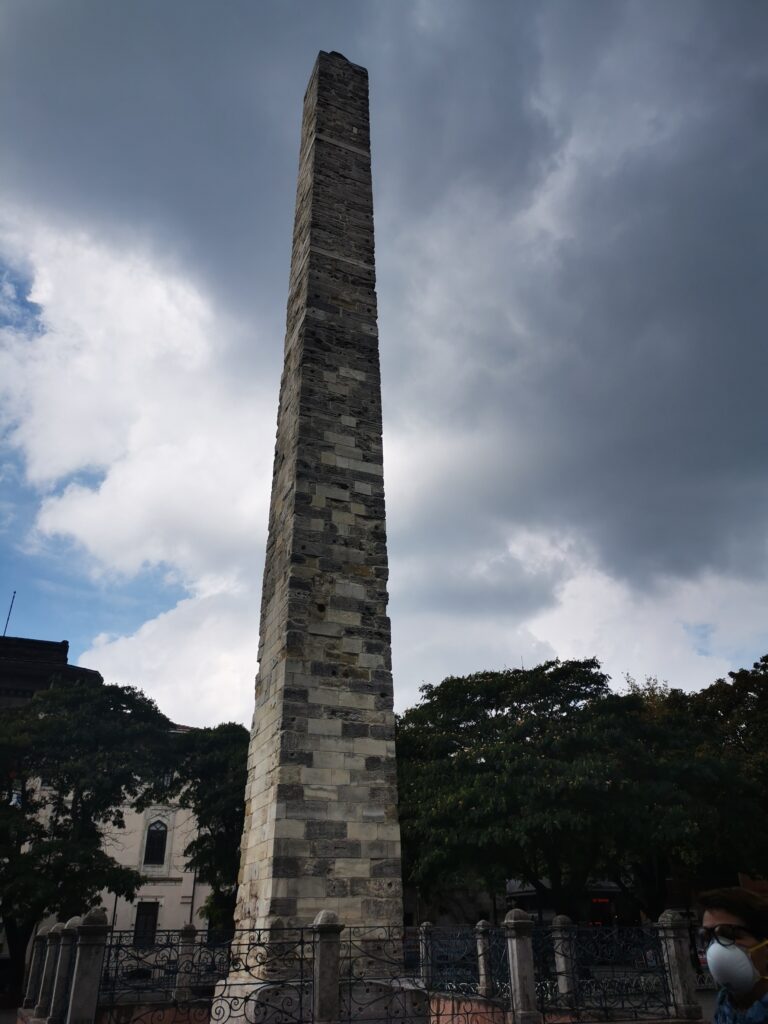 La columna de Constantino, de 30 metros de altura, fue construida para  conmemorar la fundación de Constantinopla como capital del Imperio Romano.