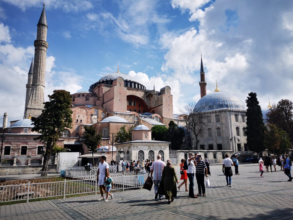 Santa Sofía es la principal atracción de qué hacer y qué ver en Estambul. Ubicada en la plaza de Sultanahmet, está abierta todos los días.