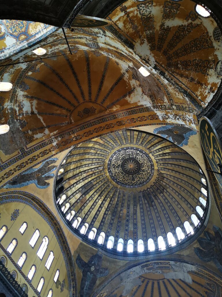 La cúpula de Aya Sofía es una de las cosas más relevantes que ver en Estambul. Sus alfeizares están dispuestos de tal forma de iluminar su interior naturalmente de día y de noche.