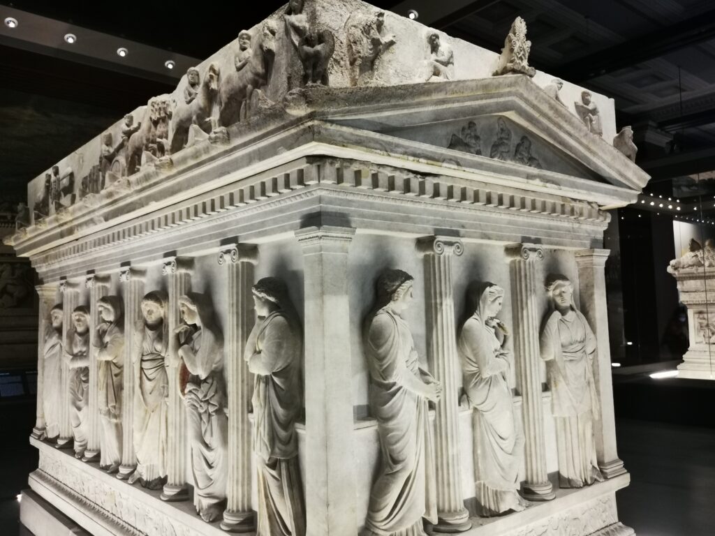 Otra vista del Sarcófago de las Plañideras, Museo de Arqueología de Estambul.