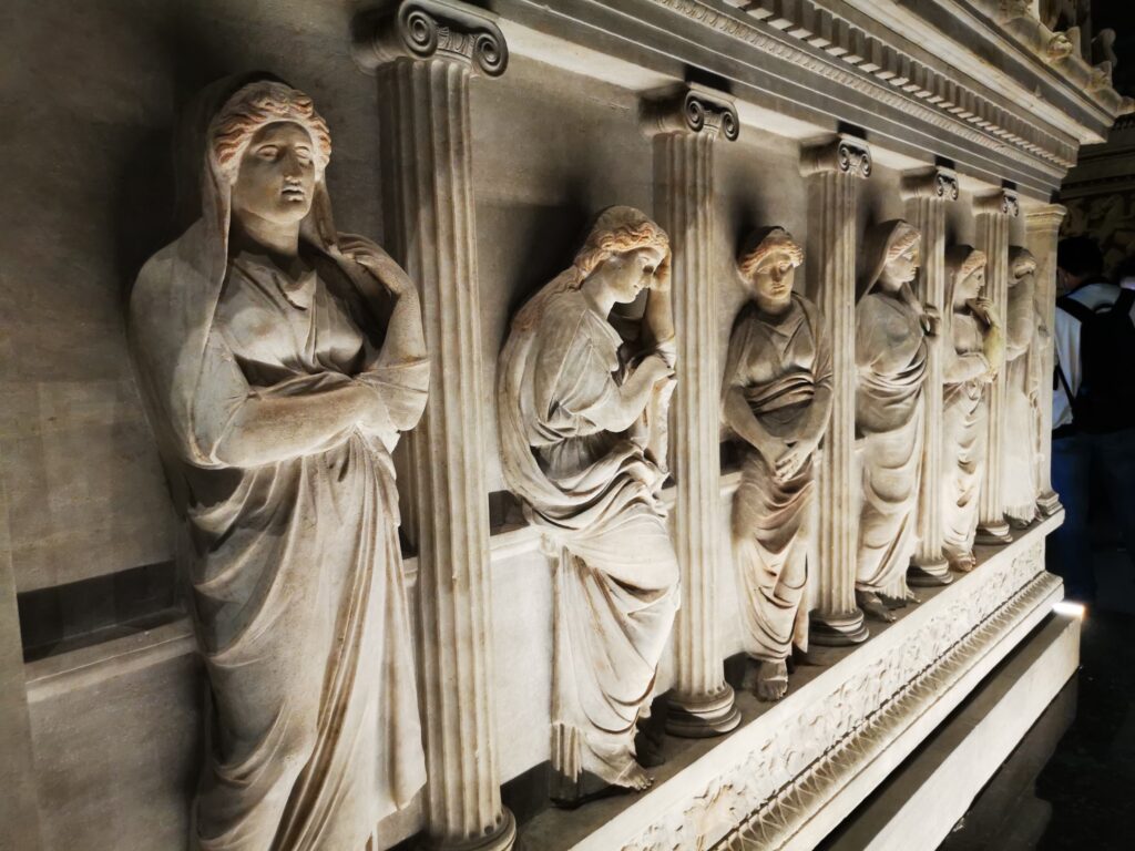 El Sarcófago de las Plañideras es un imperdible en el Museo Arqueológico de Estambul.