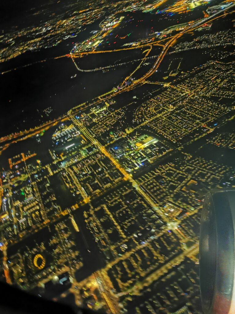 Elegir un destino en pandemia es un arte. Acá una vista aérea de Paris nocturno.