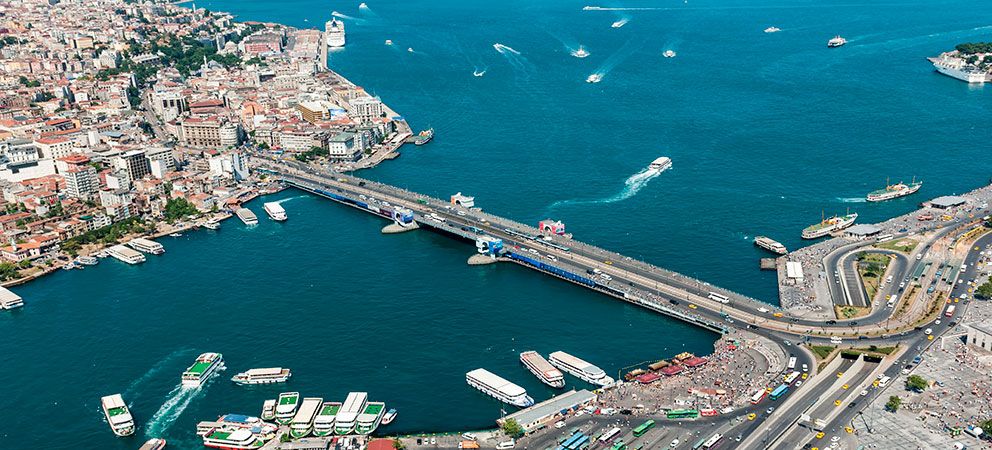 El Puente de Gálata, de 490 metros de largo, une la parte europea y asiática de Estambul.